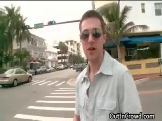 Adolescent dostaje jego wspaniale penis zasysane na plaża 3 przez outincrowd