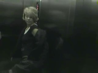 Piha mu pravica znotraj na elevator posnetek