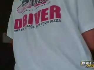 Buah dada besar amatir rambut pirang tidak mengisap penis dan titsjob untuk pizza siswa