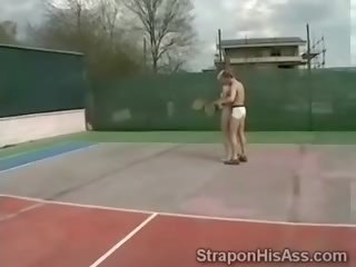 Blond tennis players prend fin suçage son trainers bite