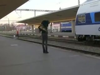 Super buhok na kulay kape sucks malaki miyembro sa a tren sa rest kuwarto