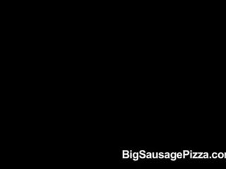 Bela morena fazendo broche e titsjob para pizza adolescent com pizza em
