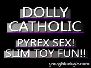 טוב הסתכלות בובה אבוני לְשֶׁעָבַר dolly catholic מאונן שלה דגדגן עם א ארוך זכוכית ויברטור