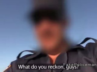 Falsificação policial com enorme prick fode cativante em o praia