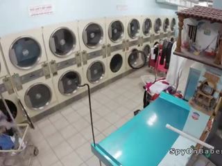 بصاصة شعر الناصية مفلس جمال في laundromat